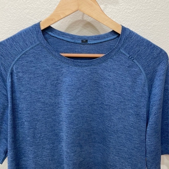 Lululemon Men’s Metal Vent Blue Short Sleeve Shirt—Like New Condition—Large - Picture 2 of 7